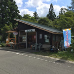 森の魚 - 周りの自然にとけこんだ小さな小屋