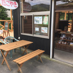 森の魚 - お店の前と隣で、いただけます。