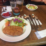 さふらん - 2017年9月。グラスビールは500円。カレーと一緒だと400円。