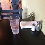 Yosh's Unique Deli - テーブル席♪