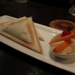 DEN - 燻製たまごのホットサンド