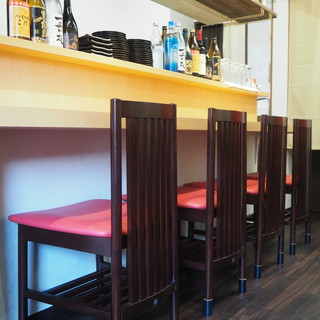 カウンターで、一人で飲むのも食べるのも、お気軽に！