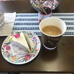 ブルーグラスファーム - レアチーズケーキとサービスのコーヒー