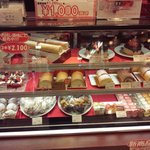 クリームキッチン - ショーケース内にはロールケーキを中心にバラエティ豊かな生菓子を取り揃えております。