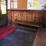 釜めし 串焼き 六左衛門 - 満席のときはここで待ちます