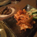 和牛焼肉KIM - キムチ盛り合わせと天使エビのケジャン風