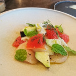 organ - 道産 生帆立とブッラータ、水なす、柑橘のサラダ①：テーブルに具材だけがのった皿が到着