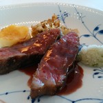 和牛のステーキ　アロマフレスカスタイル　赤ワイン風味