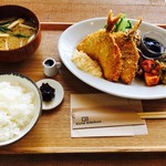 Grid Kitchen - アジフライ定食！真ん中のミルクピッチャーの中にはウスターソースが入ってます。これで「アジフライはウスター」派も安心。