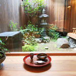 竹ざき - 坪庭を背景に(2017/6月)