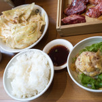  Futago HK TST shop - ご飯もたっぷり、キャベツとポテトサラダとナムルとテールスープがつきます。米とスープ以外は二人分です。