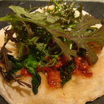 ジョバーノ - ドライトマトのピッツァ　赤ベビー水菜添え