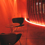 EDGE - 奥に1卓だけ小さなテーブル席があります。