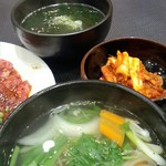 上と下はスープ　右がキムチ