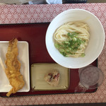 山とも - しょうゆうどん 冷や 中 （2玉にしてはちょっと少ない） 下足天  タコメシのおにぎり