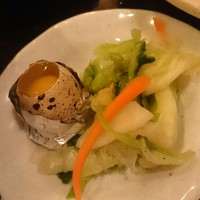 すき焼割烹 かとう - 香の物とうずらの卵。