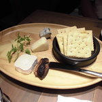 熟成和牛ステーキ グリルド エイジング・ビーフ - チーズ盛り合わせ
