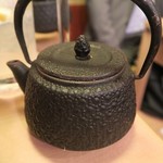 Sakanatosakehanatareshimbashiten - お出汁の入った鉄瓶