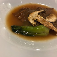 スーツァン・レストラン陳 渋谷店 - 取り分けていただいたふかひれ姿煮。松茸に金箔。
