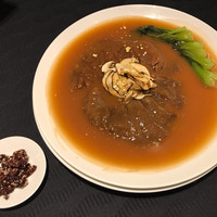 スーツァン・レストラン陳 渋谷店 - 気仙沼産毛鹿鮫のふかひれ姿煮煮込み
                〜四川飯店伝統の醤油味で〜