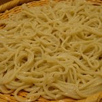 辛甘いつゆがよく合う、美しいそばだ