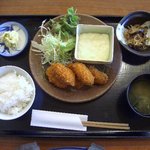 魚匠　粋でいなせ - カキフライ定食 (カキフライは美味しかったのですが、御飯が冷たくて ごわごわ。）