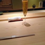 鮨 さかい - 生ビール小はシャンパングラス