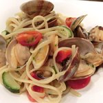 チェルバイア - プランツォＡ 1200円 の愛知産アサリとフレッシュトマトのリングイネ