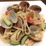 チェルバイア - プランツォＡ 1200円 の愛知産アサリとフレッシュトマトのリングイネ