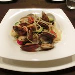 チェルバイア - プランツォＡ 1200円 の愛知産アサリとフレッシュトマトのリングイネ