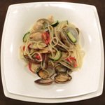 チェルバイア - プランツォＡ 1200円 の愛知産アサリとフレッシュトマトのリングイネ