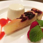 チェルバイア - 自家製デザート 600円 のパンナコッタ、アメリカンチェリータルト、ベリーの盛り合せ