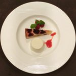 チェルバイア - 自家製デザート 600円 のパンナコッタ、アメリカンチェリータルト、ベリーの盛り合せ