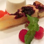 チェルバイア - 自家製デザート 600円 のパンナコッタ、アメリカンチェリータルト、ベリーの盛り合せ