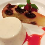 チェルバイア - 自家製デザート 600円 のパンナコッタ、アメリカンチェリータルト、ベリーの盛り合せ