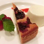 チェルバイア - 自家製デザート 600円 のパンナコッタ、アメリカンチェリータルト、ベリーの盛り合せ