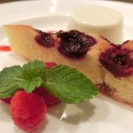 チェルバイア - 自家製デザート 600円 のパンナコッタ、アメリカンチェリータルト、ベリーの盛り合せ