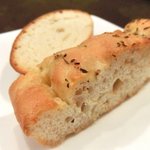 チェルバイア - プランツォＡ　1200円 のフォカッチャとバゲット(1回目)