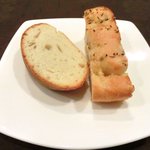 チェルバイア - プランツォＡ　1200円 のフォカッチャとバゲット(1回目)