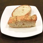 チェルバイア - プランツォＡ　1200円 のフォカッチャとバゲット(1回目)