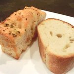 チェルバイア - プランツォＡ　1200円 のフォカッチャとバゲット(1回目)