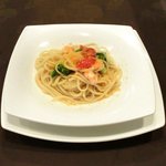 チェルバイア - プランツォＡ　1200円 の海老のフレッシュトマトのリングイネ カラスミ添え