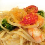 チェルバイア - プランツォＡ　1200円 の海老のフレッシュトマトのリングイネ カラスミ添え