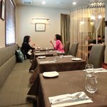 チェルバイア - 店内のテーブル席の風景です