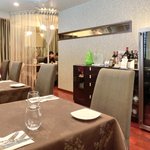 チェルバイア - 店内のテーブル席の風景です