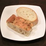 チェルバイア - プランツォＡ 1200円 のフォカッチャとバゲット(1回目)