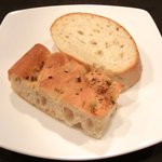 チェルバイア - プランツォＡ 1200円 のフォカッチャとバゲット(1回目)