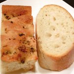 チェルバイア - プランツォＡ 1200円 のフォカッチャとバゲット(1回目)