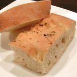 チェルバイア - プランツォＡ 1200円 のフォカッチャとバゲット(2回目)