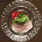 チェルバイア - プランツォＡ 1200円 の自家製ハムとサラダ